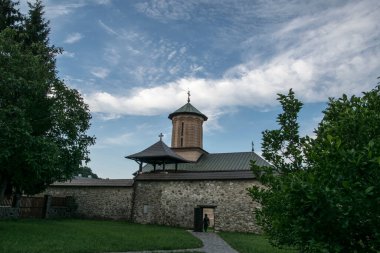 Polovragi Ortodoks Manastırı 500 yaşında, ilk kurucuları Radu ve Patru, Danciul Zamona 'nın oğulları, ikinci kurucu Danciu Paraianu ve üçüncü kurucusu Constantin Brancoveanu.