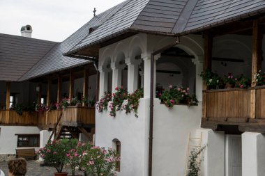 Polovragi Ortodoks Manastırı 500 yaşında, ilk kurucuları Radu ve Patru, Danciul Zamona 'nın oğulları, ikinci kurucu Danciu Paraianu ve üçüncü kurucusu Constantin Brancoveanu.