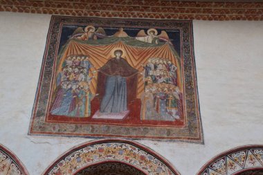 1713 'te Constantin Zugravul tarafından yapılan Polovragi Manastırı' nın resmi, manastırın girişinde, Romanya 'da Kutsal Athos Dağı' na adanmış kutsal manastırların iki ikonografik temsilini takdir edebilirsiniz.