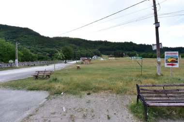 Polovragi, Dacian ocak ahşap heykel kampında, Polovragi Manastırı 'nın önündeki yaylada bulunan tahta heykel, Dacian hükümdarlarını, Dacian bayrağını, Dacian sembollerini, özgür Dacian heykellerini temsil eden ahşap heykeller yer alıyor.
