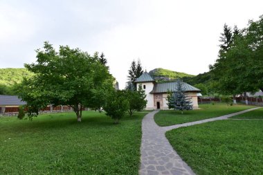 Polovragi Manastırı 'nın hastalıklı kilisesi, 1736' da inşa edildi, büyük kilisenin kuzeyinde, batıda bir çan kulesi olan, narthex 'e bağlı, ama onunla iletişim kurmadan..