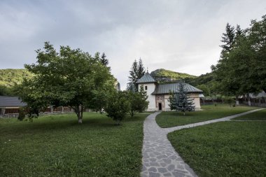 Polovragi Manastırı 'nın hastalıklı kilisesi, 1736' da inşa edildi, büyük kilisenin kuzeyinde, batıda bir çan kulesi olan, narthex 'e bağlı, ama onunla iletişim kurmadan..