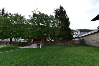 Polovragi Manastırı 'nın sunağı. Tahtadan yapılmış ve demirle kaplanmış olan yer, ayinlerin yaz boyunca yapıldığı yerdir. 