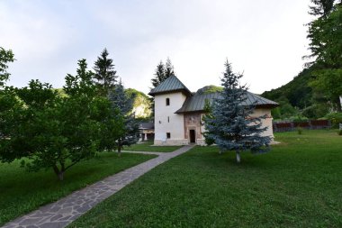 Polovragi Manastırı 'nın hastalıklı kilisesi, 1736' da inşa edildi, büyük kilisenin kuzeyinde, batıda bir çan kulesi olan, narthex 'e bağlı, ama onunla iletişim kurmadan..