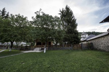 Polovragi Manastırı 'nın sunağı. Tahtadan yapılmış ve demirle kaplanmış olan yer, ayinlerin yaz boyunca yapıldığı yerdir. 