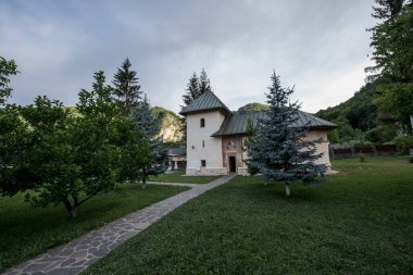 Polovragi Manastırı 'nın hastalıklı kilisesi, 1736' da inşa edildi, büyük kilisenin kuzeyinde, batıda bir çan kulesi olan, narthex 'e bağlı, ama onunla iletişim kurmadan..