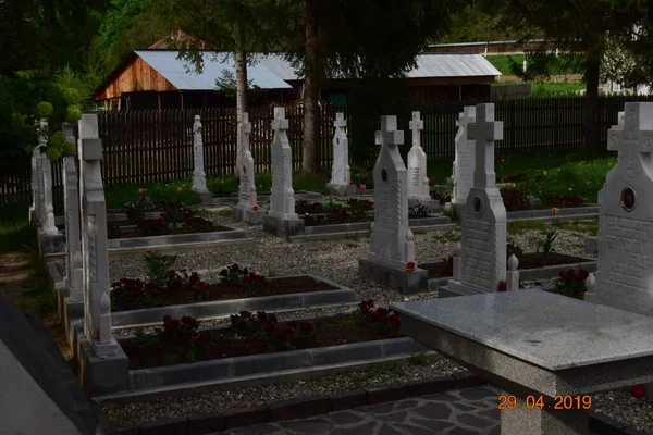 Pequeño Cementerio Del Monasterio Polovragi Situado Junto Iglesia Los Enfermos —  Fotos de Stock