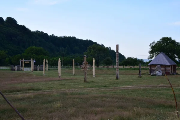 Den Træ Skulptur Lejr Fra Polovragi Dacian Arne Beliggende Plateauet - Stock-foto
