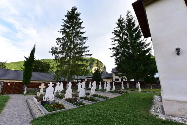 Den Lille Kirkegård Polovragi Kloster Ligger Ved Siden Kirken Syge - Stock-foto