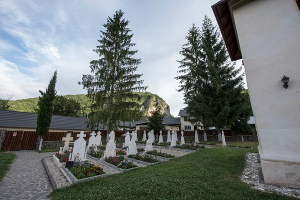 Den Lille Kirkegård Polovragi Kloster Ligger Ved Siden Kirken Syge - Stock-foto