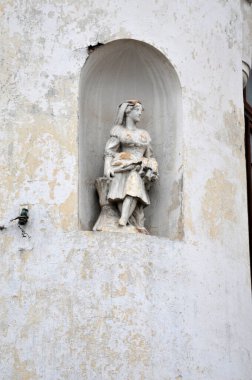 Moanga evinin kornelerine yerleştirilmiş heykeller, aristokrat Moanga 'nın güzelliğini gösteren detaylarla birlikte, Frumueanu ailesinin, anıtın son sahibi olan.