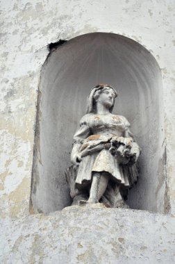 Moanga evinin kornelerine yerleştirilmiş heykeller, aristokrat Moanga 'nın güzelliğini gösteren detaylarla birlikte, Frumueanu ailesinin, anıtın son sahibi olan.