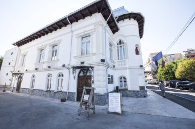Vasile Moanga Evi. Trgu Jiu 'da 18. yüzyıldan kalma bir ev. Vasile Moanga tarafından inşa edilmiş. Gorj' lu bir aristokrat.