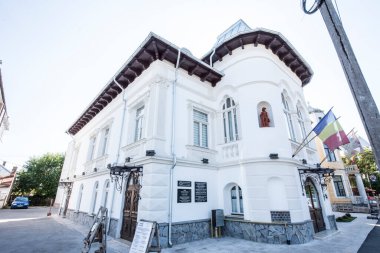 Vasile Moanga Evi. Trgu Jiu 'da 18. yüzyıldan kalma bir ev. Vasile Moanga tarafından inşa edilmiş. Gorj' lu bir aristokrat.