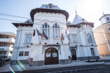 Vasile Moanga Evi. Trgu Jiu 'da 18. yüzyıldan kalma bir ev. Vasile Moanga tarafından inşa edilmiş. Gorj' lu bir aristokrat.