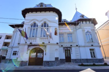 Vasile Moanga Evi. Trgu Jiu 'da 18. yüzyıldan kalma bir ev. Vasile Moanga tarafından inşa edilmiş. Gorj' lu bir aristokrat.