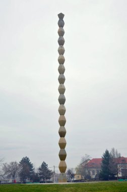 Sonsuz Sütun ya da Sonsuz Sütun, Romanya 'nın güneyine özgü bir cenaze sütununun stilize edilişi olup, dökme demirden yapılmıştır.