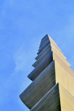 Sonsuz Sütun ya da Sonsuz Sütun, Romanya 'nın güneyine özgü bir cenaze sütununun stilize edilişi olup, dökme demirden yapılmıştır.