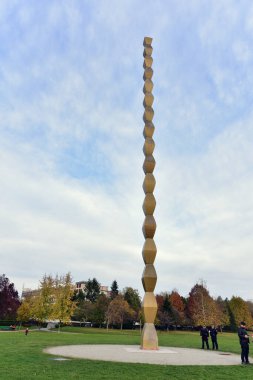 Sonsuz Sütun ya da Sonsuz Sütun, Romanya 'nın güneyine özgü bir cenaze sütununun stilize edilişi olup, dökme demirden yapılmıştır.