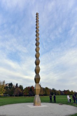Sonsuz Sütun ya da Sonsuz Sütun, Romanya 'nın güneyine özgü bir cenaze sütununun stilize edilişi olup, dökme demirden yapılmıştır.