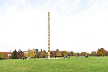 Sonsuz Sütun ya da Sonsuz Sütun, Romanya 'nın güneyine özgü bir cenaze sütununun stilize edilişi olup, dökme demirden yapılmıştır.