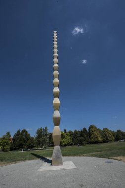 Sonsuz Sütun ya da Sonsuz Sütun, Romanya 'nın güneyine özgü bir cenaze sütununun stilize edilişi olup, dökme demirden yapılmıştır.