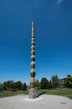 Sonsuz Sütun ya da Sonsuz Sütun, Romanya 'nın güneyine özgü bir cenaze sütununun stilize edilişi olup, dökme demirden yapılmıştır.