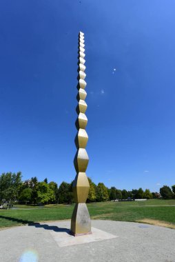 Sonsuz Sütun ya da Sonsuz Sütun, Romanya 'nın güneyine özgü bir cenaze sütununun stilize edilişi olup, dökme demirden yapılmıştır.