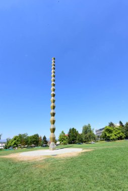 Sonsuz Sütun ya da Sonsuz Sütun, Romanya 'nın güneyine özgü bir cenaze sütununun stilize edilişi olup, dökme demirden yapılmıştır.