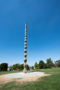 Sonsuz Sütun ya da Sonsuz Sütun, Romanya 'nın güneyine özgü bir cenaze sütununun stilize edilişi olup, dökme demirden yapılmıştır.