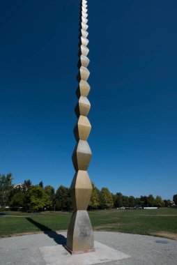 Sonsuz Sütun ya da Sonsuz Sütun, Romanya 'nın güneyine özgü bir cenaze sütununun stilize edilişi olup, dökme demirden yapılmıştır.