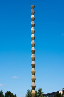 Sonsuz Sütun ya da Sonsuz Sütun, Romanya 'nın güneyine özgü bir cenaze sütununun stilize edilişi olup, dökme demirden yapılmıştır.