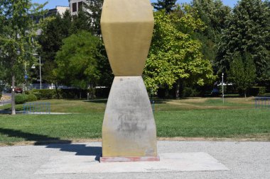 Sonsuz Sütun ya da Sonsuz Sütun, Romanya 'nın güneyine özgü bir cenaze sütununun stilize edilişi olup, dökme demirden yapılmıştır.