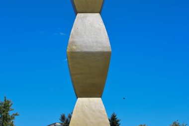 Sonsuz Sütun ya da Sonsuz Sütun, Romanya 'nın güneyine özgü bir cenaze sütununun stilize edilişi olup, dökme demirden yapılmıştır.