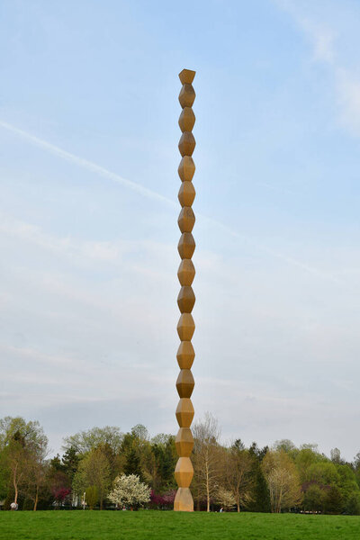 Бесконечная колонна или бесконечная колонна - это стилизация погребальных колонн, характерных для южной Румынии, отлито в чугун, в 15 медных модулях на месте, нанесение латунной проволоки путем распыления