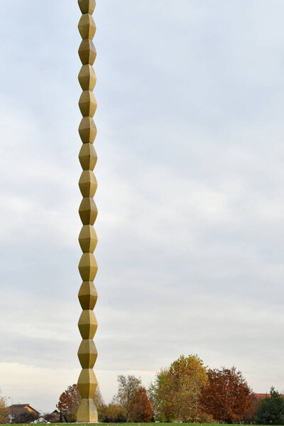 Бесконечная колонна или бесконечная колонна - это стилизация погребальных колонн, характерных для южной Румынии, отлито в чугун, в 15 медных модулях на месте, нанесение латунной проволоки путем распыления