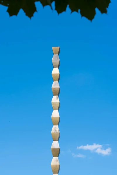 Infinite Column Oder Endless Column Ist Eine Stilisierung Von Grabesäulen — Stockfoto