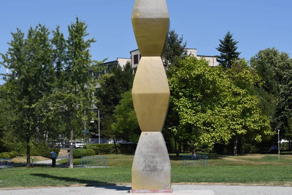 无限柱或无限柱是罗马尼亚南部特有的漏斗柱的一种典型形式 它是在铸铁件中铸成的 在现场使用15个黄铜模块 通过喷涂黄铜金属丝 — 图库照片