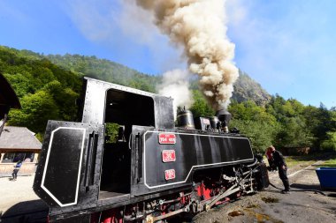 Yukarıdaki Viseu 'dan Mocanita, Maramures, Romania ülkenin en önemli kültürel ve teknik değerlerinden biri, yukarıdaki Viseu' dan Mocanita, buharlı lokomotifli son orman demiryolu.