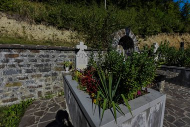 St. Ana Rohia Manastırı 'nın mezarlığı manastırın dışında bir kornişon üzerinde yer almaktadır. Burada, manastırın kuruluşundan bugüne kadar St. Anne manastırında yaşamış rahiplerin yanı sıra Yahudi entellektüel N Steinhardt da dinleniyor.