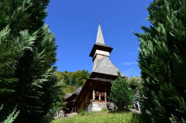 Saint Ana Manastırı, Rohia, Maramures, Romanya, 10 yaşında ölen kızı Anua adına manastırı inşa eden rahip Nicolae Gherman tarafından Lpuului 'de kurulan bir Ortodoks ibadethanesidir.