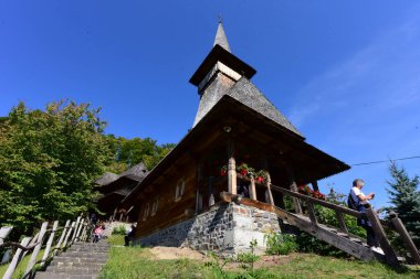 Saint Ana Manastırı, Rohia, Maramures, Romanya, 10 yaşında ölen kızı Anua adına manastırı inşa eden rahip Nicolae Gherman tarafından Lpuului 'de kurulan bir Ortodoks ibadethanesidir.