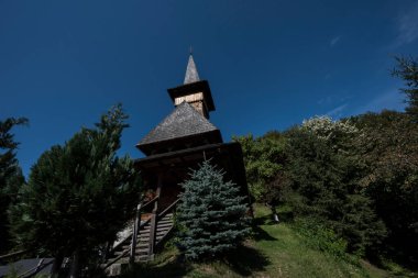 Saint Ana Manastırı, Rohia, Maramures, Romanya, 10 yaşında ölen kızı Anua adına manastırı inşa eden rahip Nicolae Gherman tarafından Lpuului 'de kurulan bir Ortodoks ibadethanesidir.