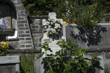 St. Ana Rohia Manastırı 'nın mezarlığı manastırın dışında bir kornişon üzerinde yer almaktadır. Burada, manastırın kuruluşundan bugüne kadar St. Anne manastırında yaşamış rahiplerin yanı sıra Yahudi entellektüel N Steinhardt da dinleniyor.