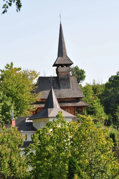 圣安娜修道院 Saint Ana Monastery Rohia Maramures Romania 是位于Lpuului的一个东正教礼拜场所 由尼古拉 格尔曼 — 图库照片