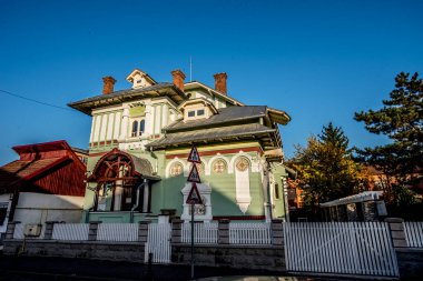 Şehirdeki eski bina.