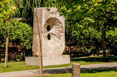 the sculpture of a man in a city park