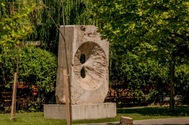 Parktaki eski ahşap ev.