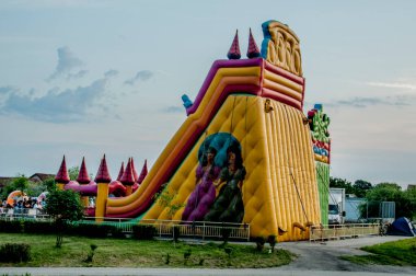 Eğlence parkında renkli sıcak hava altlığı