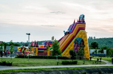 İnsanlar parkta yürüyor.